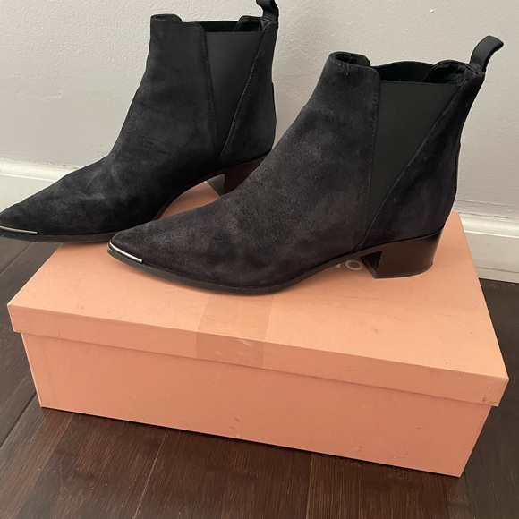 Black suede booties with pointed toe - Picture 4 of 8